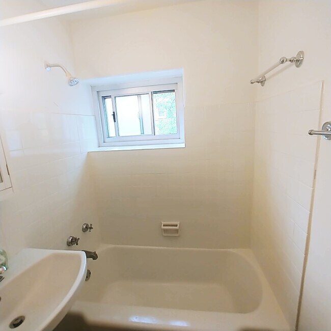 Foto del edificio - 4950 N Marine Dr
