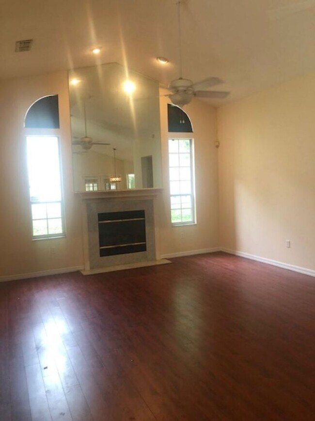 Building Photo - 4 Bedroom/2 Bath located in Broadmoor