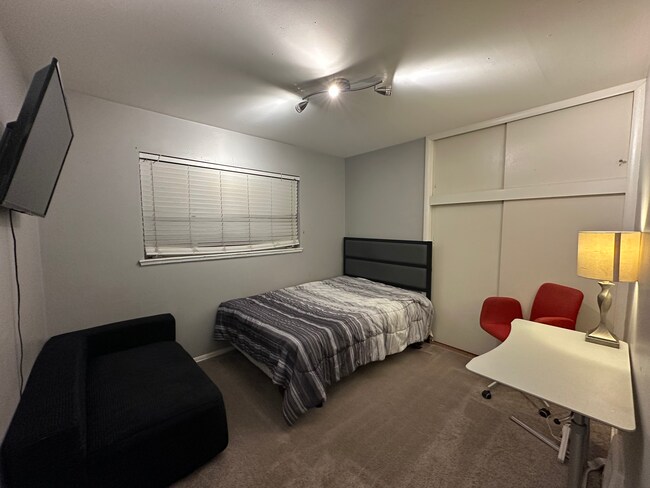 Foto del edificio - 4699 E Bails Pl