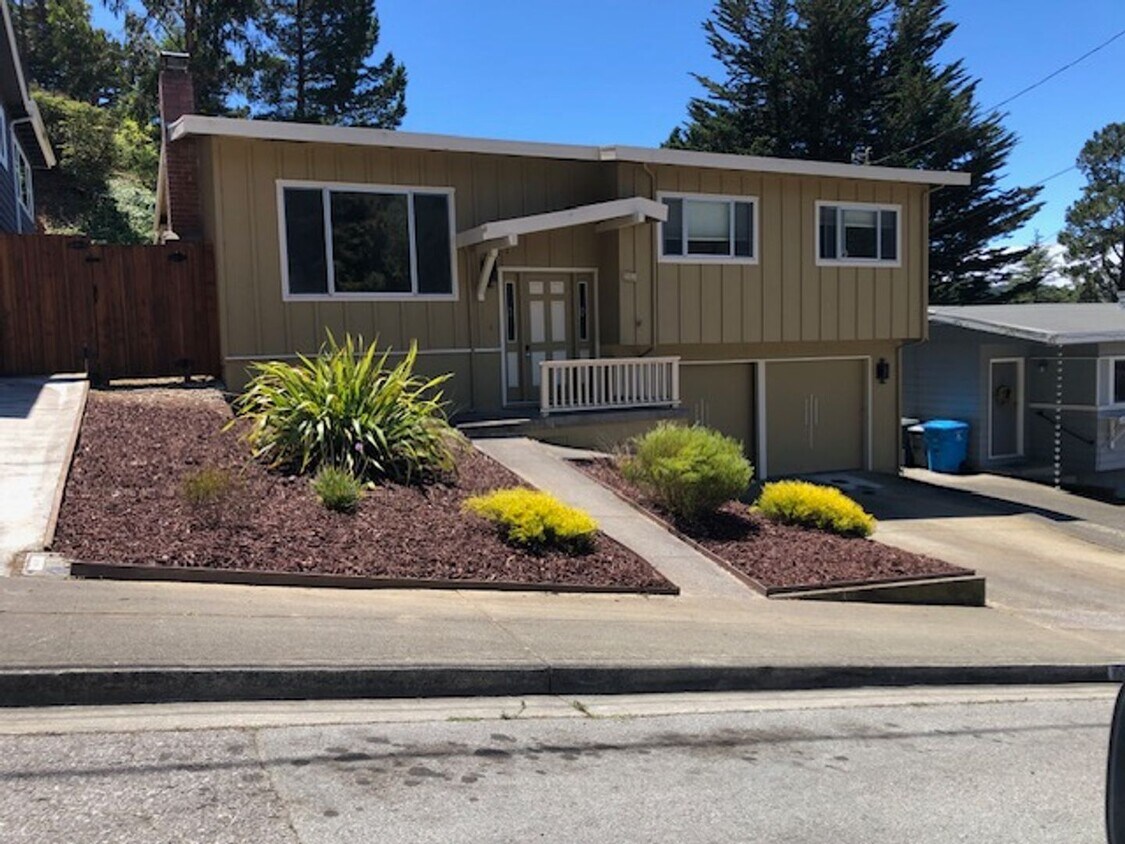 Primary Photo - Fresh and Beautiful Pacifica 3/2 House ava...
