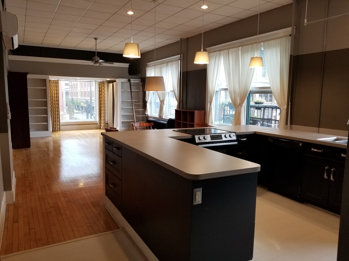 Foto principal - 203 E 7th St