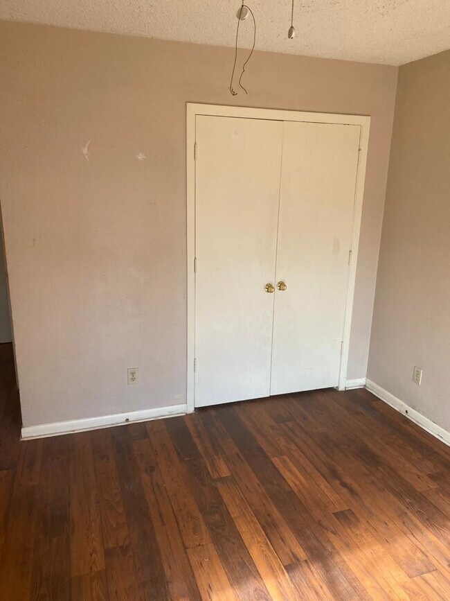 Building Photo - 325 Bonnie View Dr