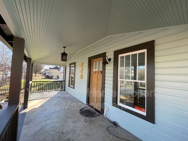 Photo - 228 Mayson Ave NE House