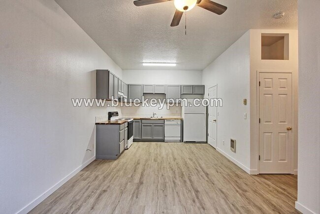 Building Photo - 1 Bed, 1 Bath Duplex Unit in Parkrose