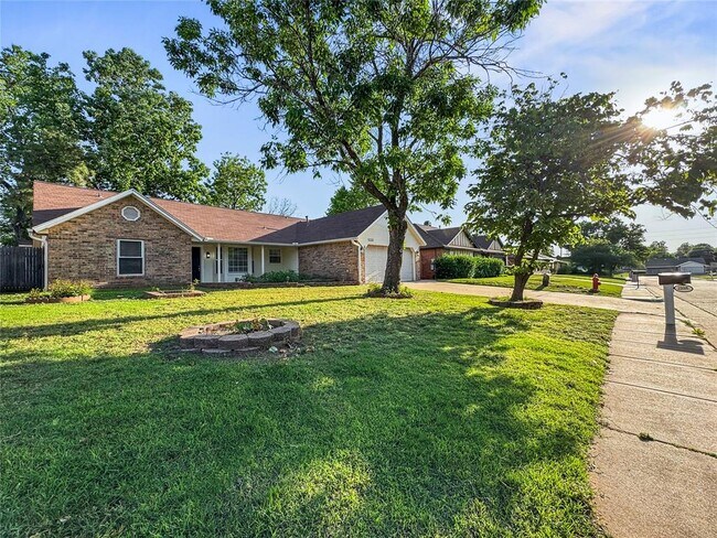 Building Photo - 2108 Shorewood Ln