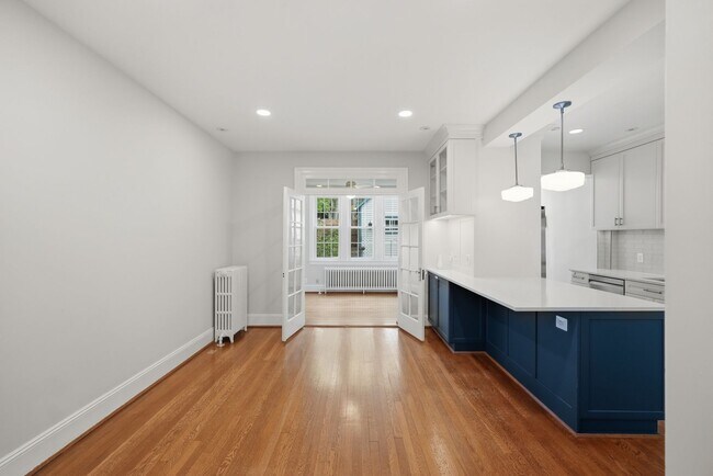 Foto del edificio - Glover Park Townhome | 4 Bed | 3.5 Bath | 2,500 Sf | Large Front Porch & Fenced-In Backyard w/ Deck