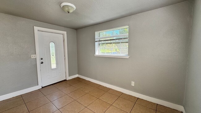 Building Photo - Large, spacious 5/2! Separate living dinin...