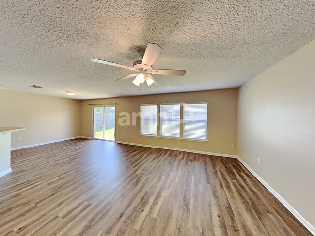 Foto del edificio - 11501 Brian Lakes Dr N