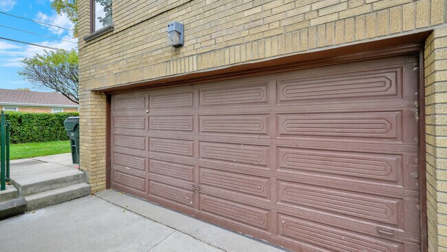 Building Photo - 4175 W Lunt Ave