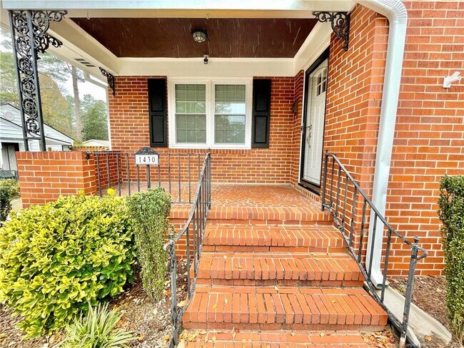 Building Photo - 1430 Pine Valley Loop