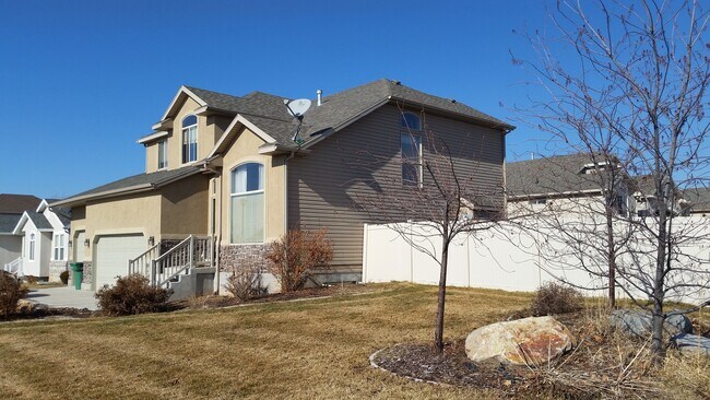 Foto del edificio - 6 Bedroom, 3.5 Bathroom Single Family Home in Layton Available June 1st!