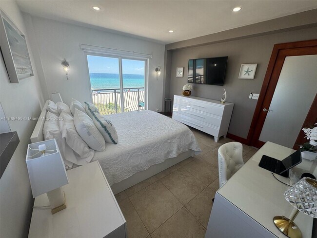 Foto del edificio - 1815 N Surf Rd