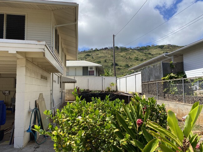 Yard and side entrance - 1722 Maoi Pl
