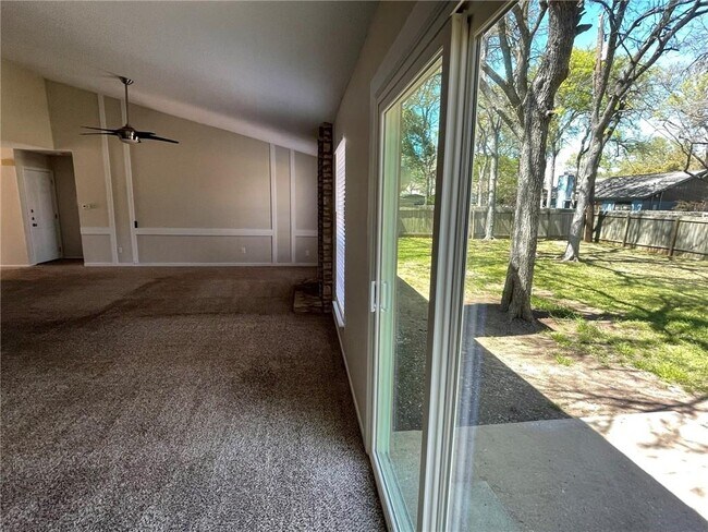 Foto del edificio - 4204 Oak Creek Dr