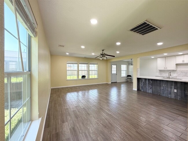 Foto del edificio - 910 Staffordale Manor Ln