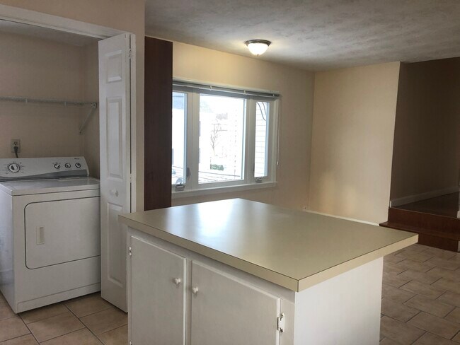 Building Photo - 550 Main St