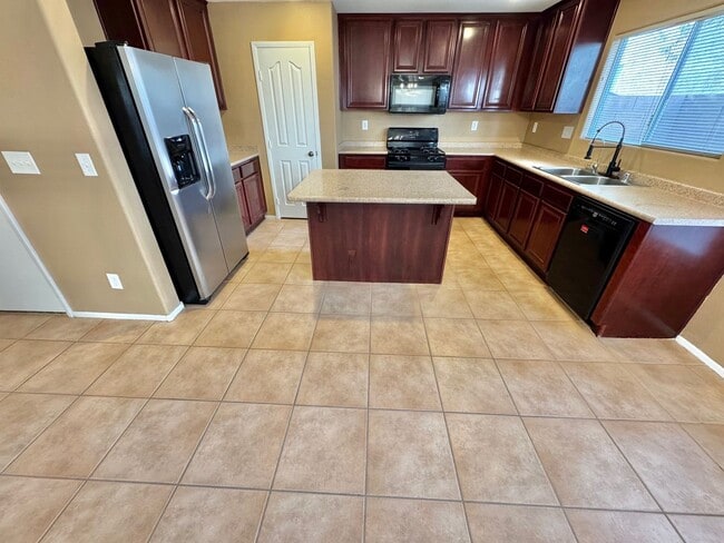 Building Photo - Beautiful 3 bedroom/2.5 bath home in great neighborhood