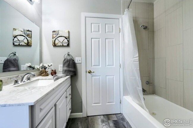 Shared full bathroom - 2133 Wedgewood Ct