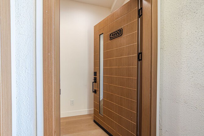 Foto del edificio - Modern Upstairs 3-Bedroom at 4222 1/2 | On...