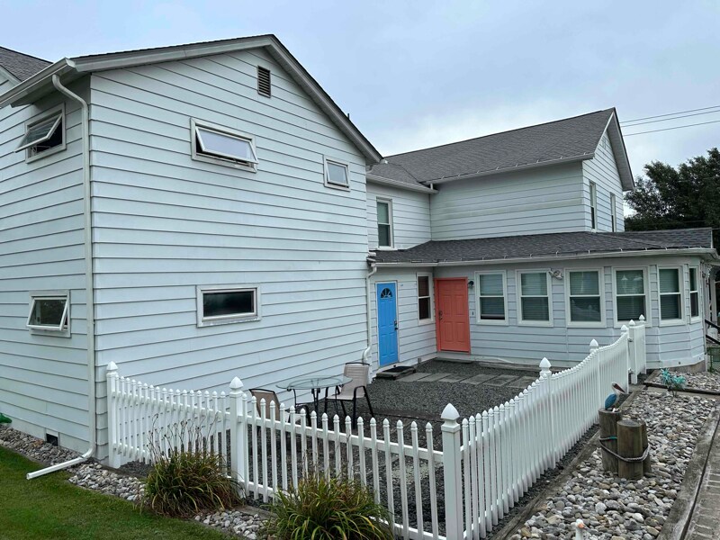 Primary Photo - 215 N Main St