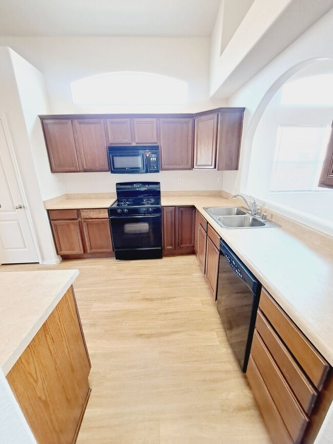 Building Photo - Spacious 2 story home with master on the l...