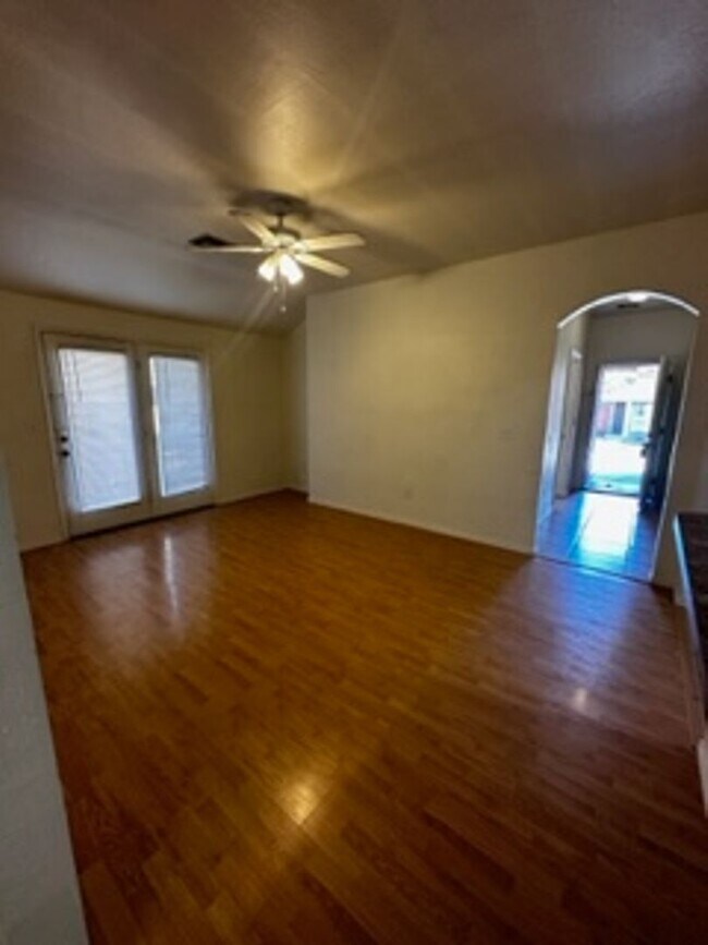 Foto del edificio - 3 Bed 2 bath with Garage
