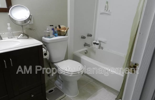 Building Photo - 402 Thompson Dr