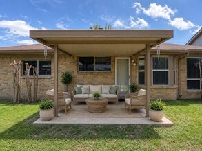 Building Photo - 1206 Park Knoll Ln