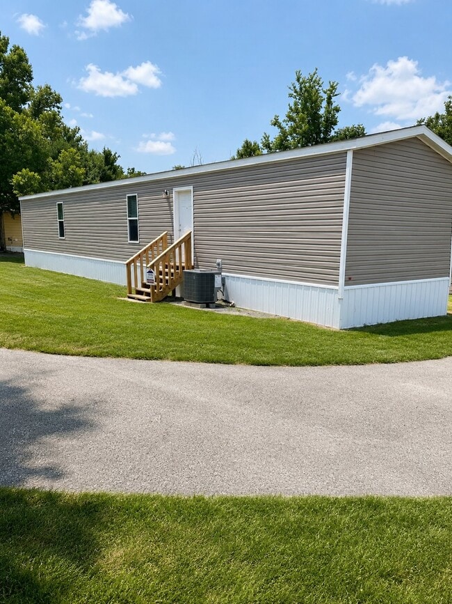 Building Photo - 64618 E 254 Lp
