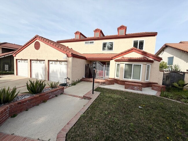 Foto del edificio - Fully Furnished Hillside Pool Home with Panoramic Views in Prime Diamond Bar