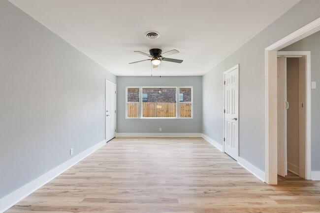 Building Photo - 611 Lenora St