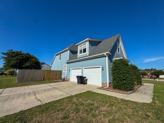 Foto del edificio - Well-Maintained 4 Bed 2.5 Bath Home with a Pool