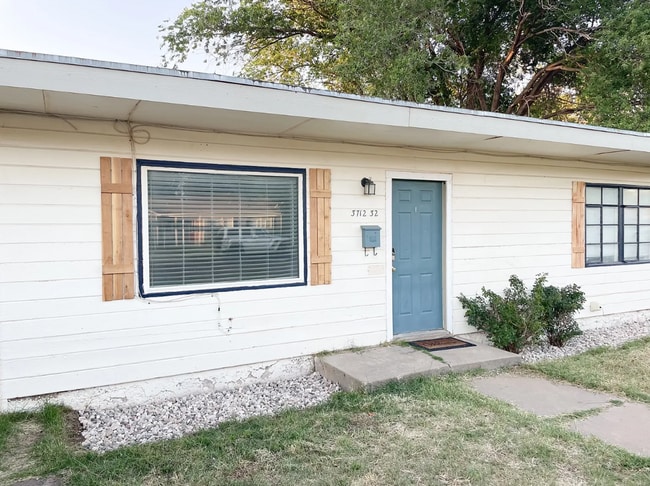 Building Photo - 3/1 CLOSE TO CAMPUS - $500 OFF 1ST MONTH O...