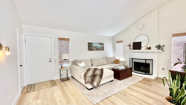 Building Photo - Beautifully Updated Single-story Condo in ...