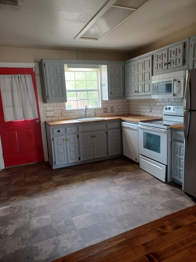 Building Photo - 741 S La Salle Dr