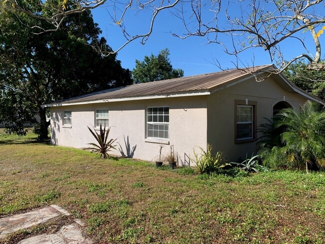 Building Photo - 2509 Sunset Dr E