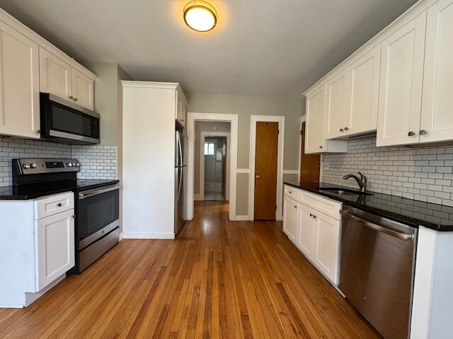 Foto del edificio - 221 Quaker Ln N
