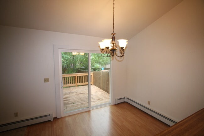 Building Photo - 3 Bedroom Townhome in Eagle River w/ Fence...