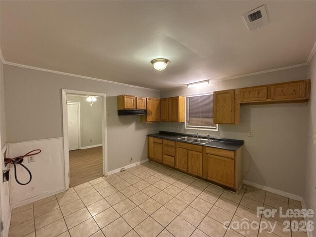 Building Photo - 2518 Lasalle St