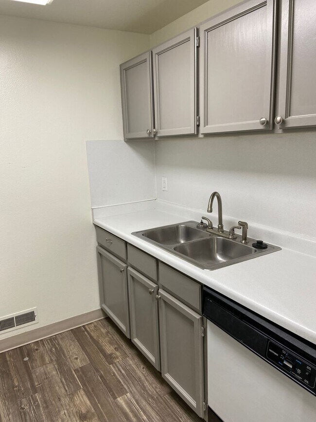 Foto del edificio - 1595 S Foothill Dr