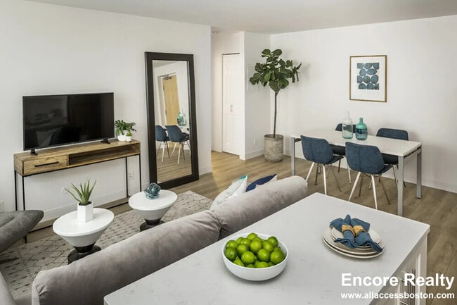 Building Photo - 10 Camelot Ct