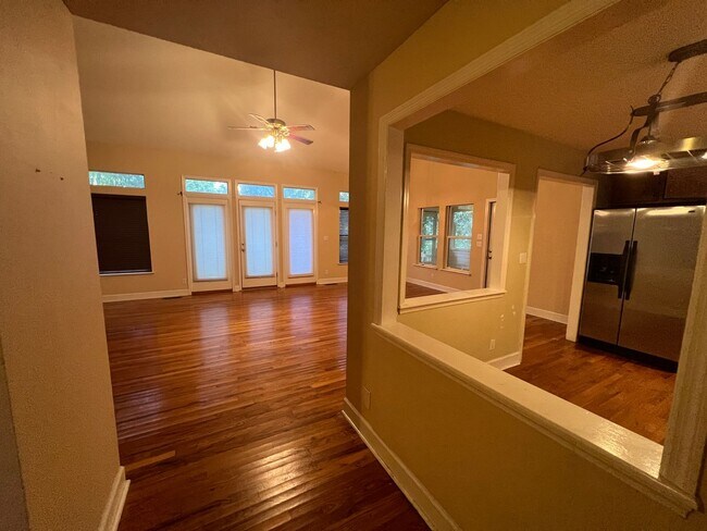 Foto del edificio - Massive 3 Bedroom 2.5 Bathroom Single-Family Home with Real Hardwood Floors and a Huge Two-Car Ga...