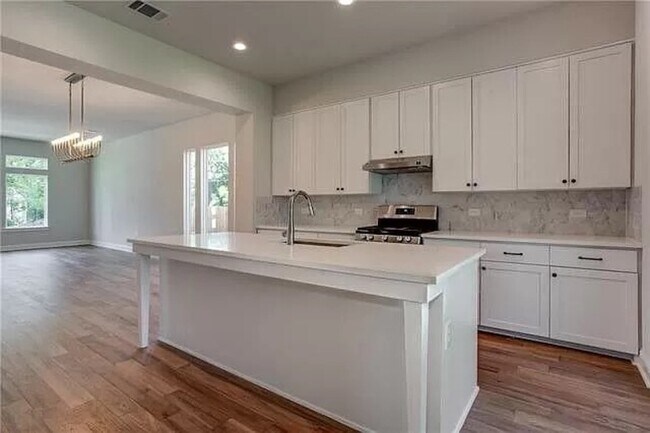 Foto del edificio - 3205 Forest Park Blvd