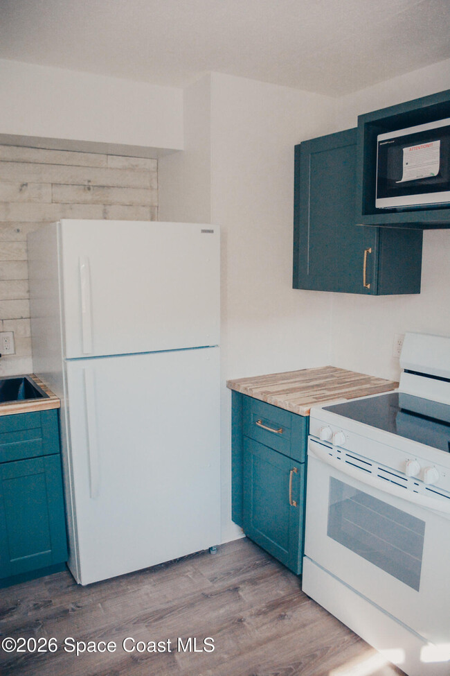 Building Photo - 211 Circle Dr