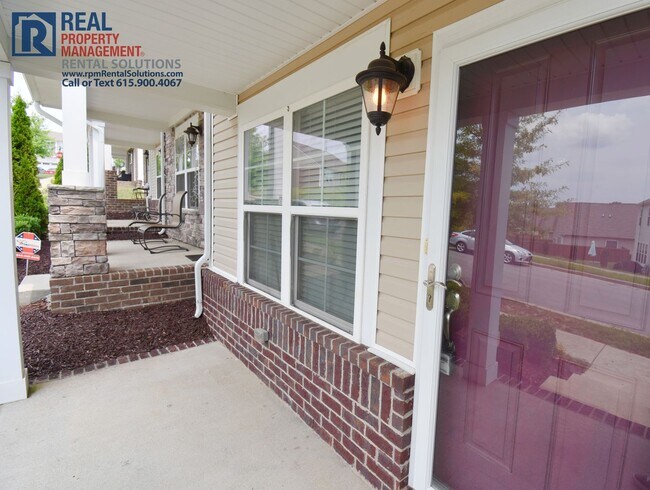 Foto del edificio - Wonderful townhome 15 min. to downtown Nashville- pool, tennis courts & fitness center!