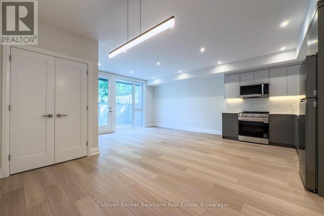 Building Photo - 14 Stevenson St N