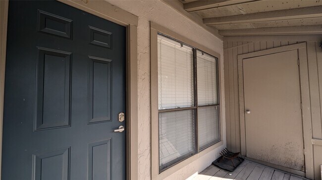 Foto del edificio - 5711 Sugar Hill Dr