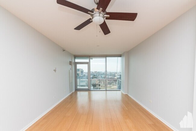 Building Photo - Stunning 1 bed with GYM & Doorman - February