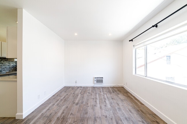 Building Photo - 319 Heliotrope Dr