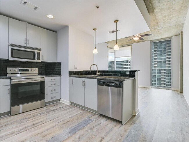 Building Photo - 360 Nueces St